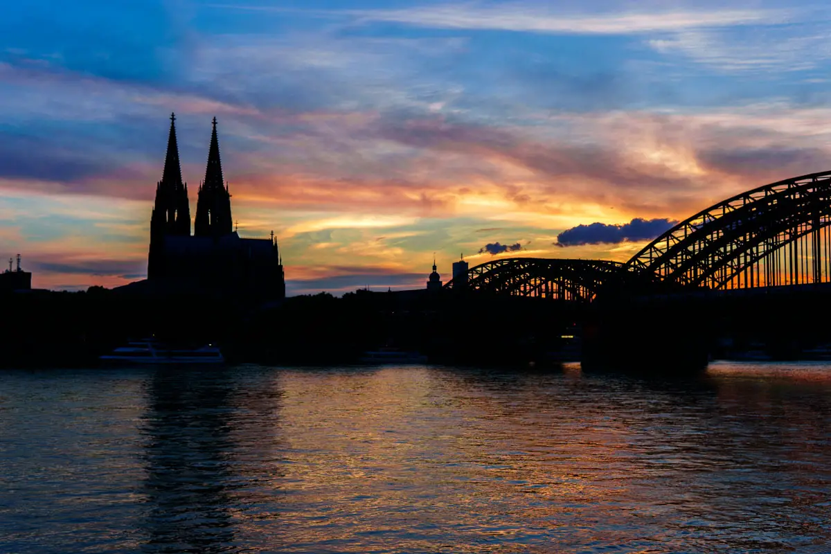 Sonnenuntergang am Rheinauboulevard in Köln
