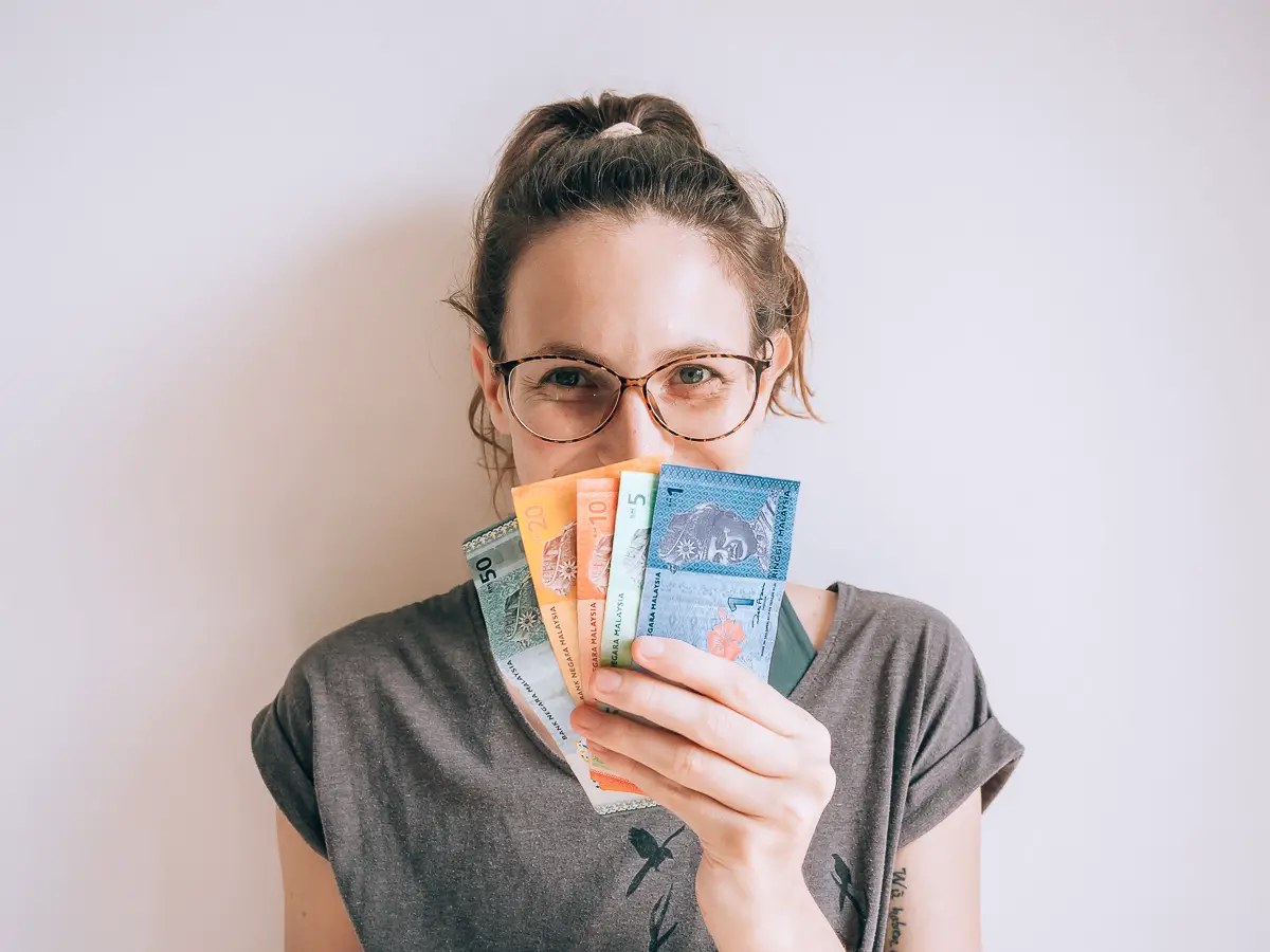 Malaysia-Kosten-Preise Kreditkarte Malaysia: Sara mit malaiischen Geld in der Hand