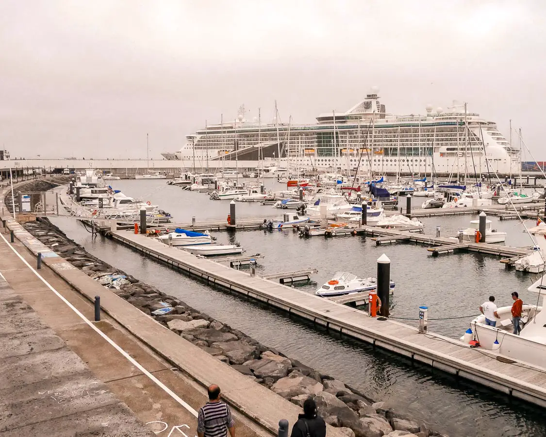 Kreuzfahrtschiff und kleine Segelboote