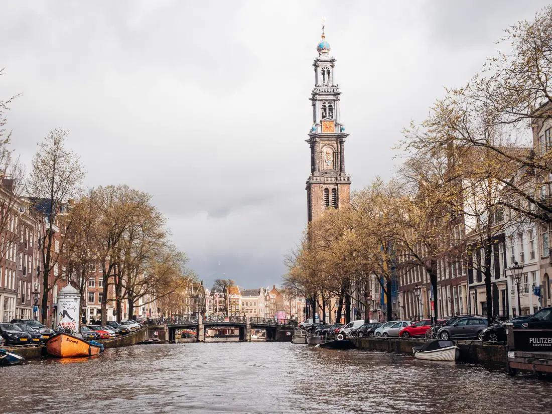 Der Blick während einer Grachtenfahrt in Amsterdam