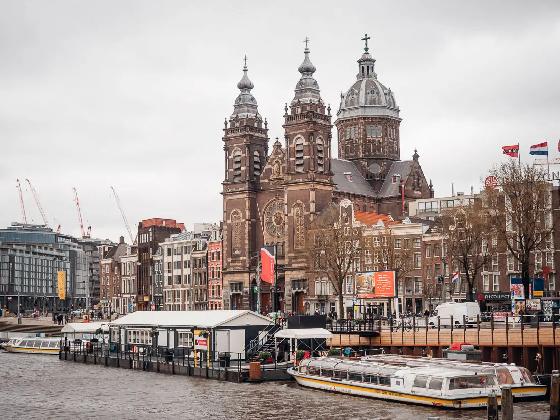 Anlegestelle für Grachtenfahrten in Amsterdam