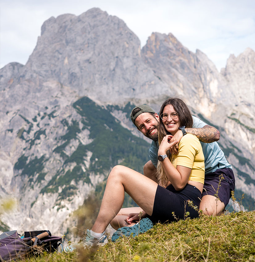 Sara & Marco vom Outdoorblog Love & Compass auf einer Skitour