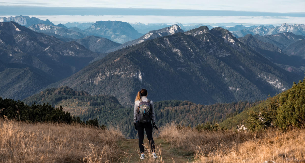 Sara mit Blick auf die Chiemgauer Alpen