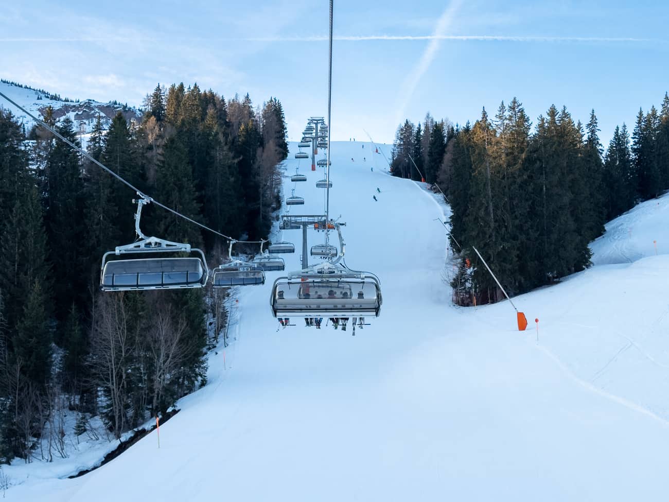 steinplatte-winklmoosalm-3 Lift über einer Piste im Skigebiet
